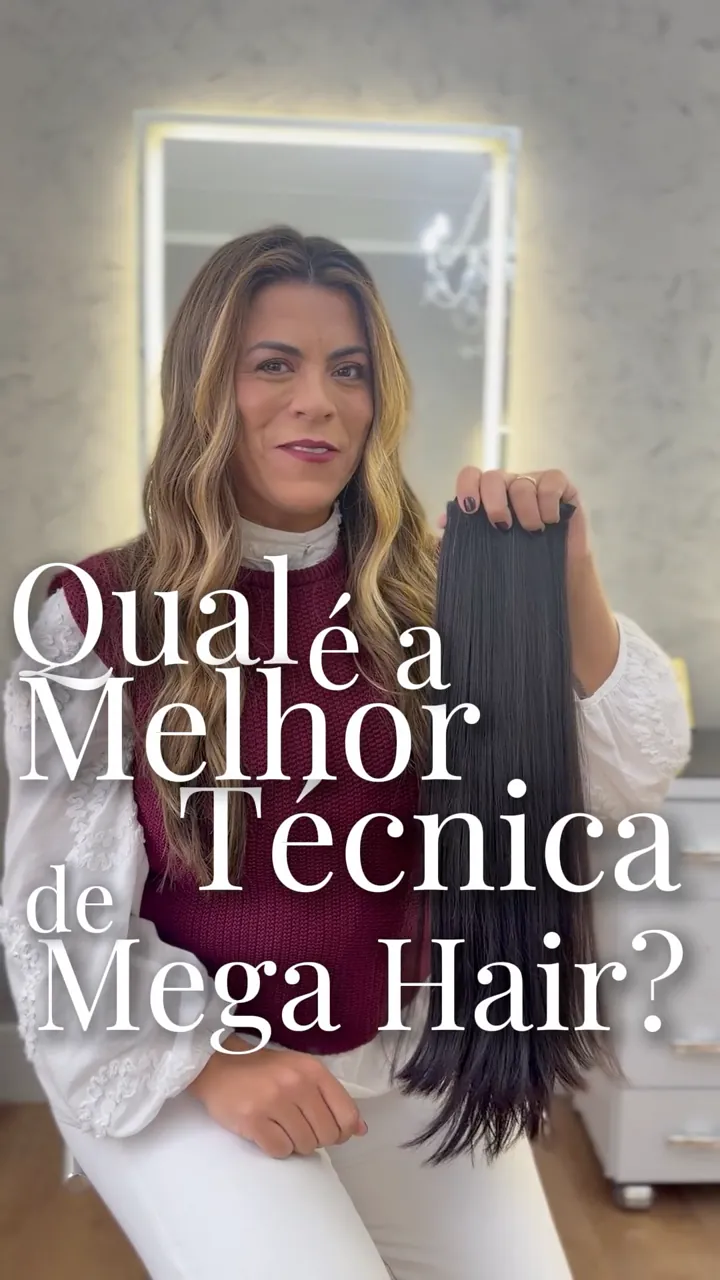 Profissional do SÜ Hair Concept mostrando mechas de mega hair