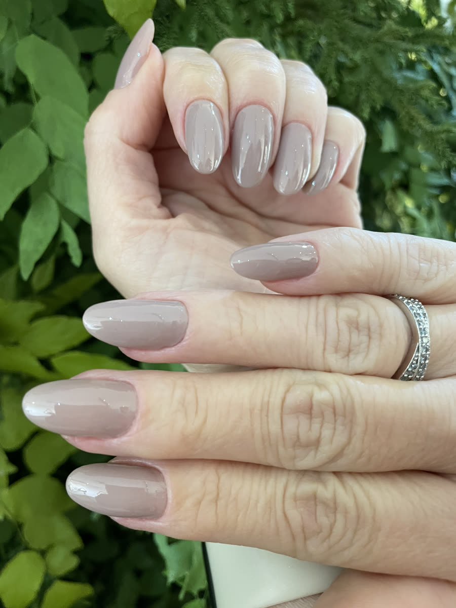 Manicure em tom nude