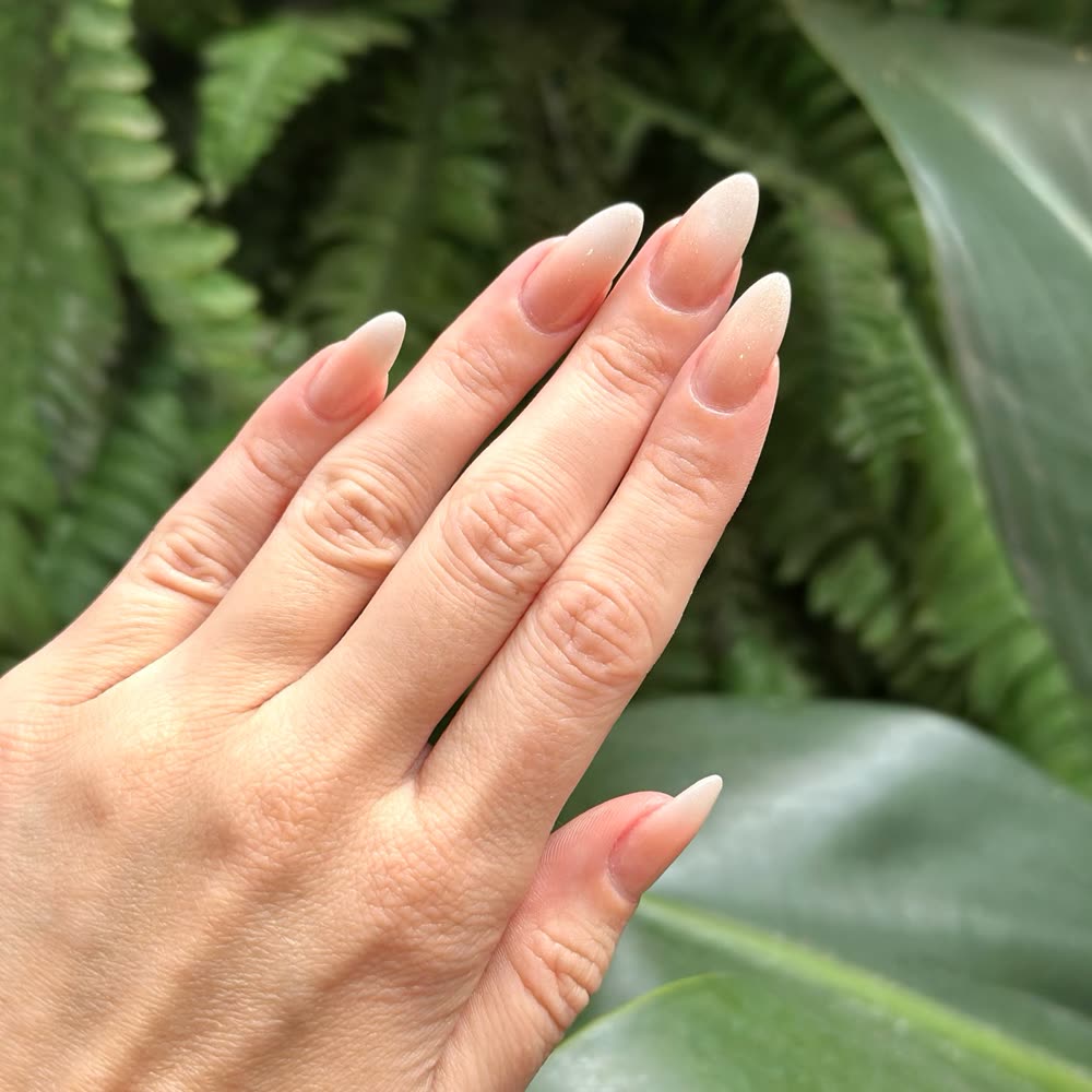 Alongamento de unhas amendoadas em tom nude